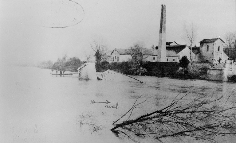 L'usine et le pont lors de la crue de 1910.