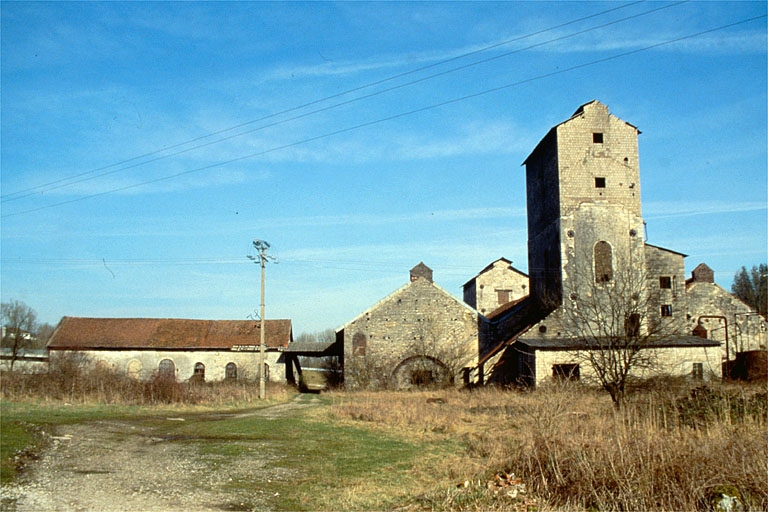 Vue d'ensemble depuis l'ouest : salle des machines (A) et atelier de fabrication.