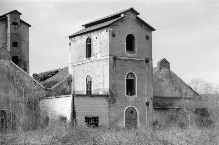 Monte-charge des hauts-fourneaux au bois (D), vu de l'est.