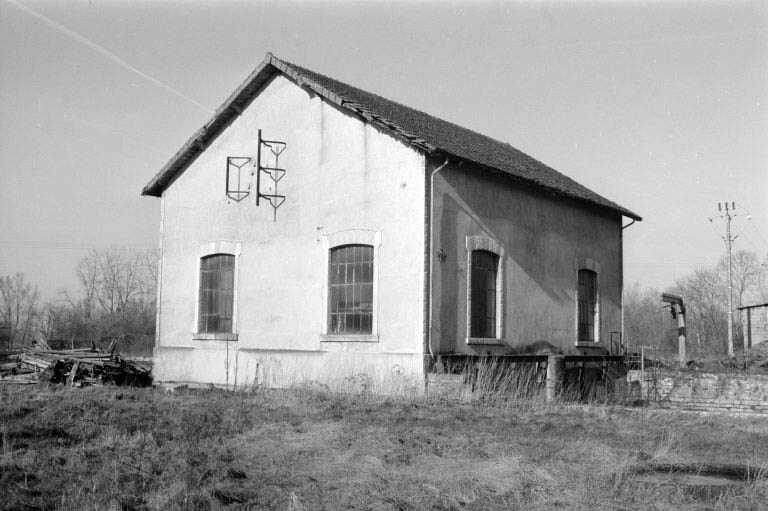 Façades postérieure et latérale gauche de la centrale hydroélectrique (G).