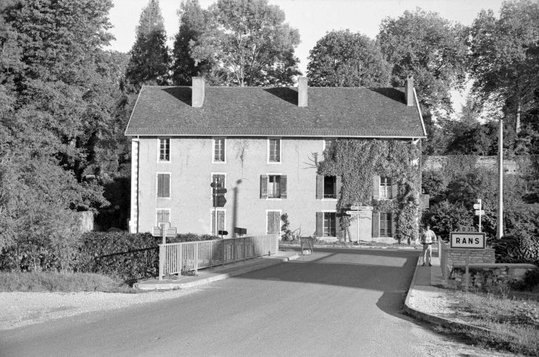 Façade antérieure du logement d'ouvriers (J).