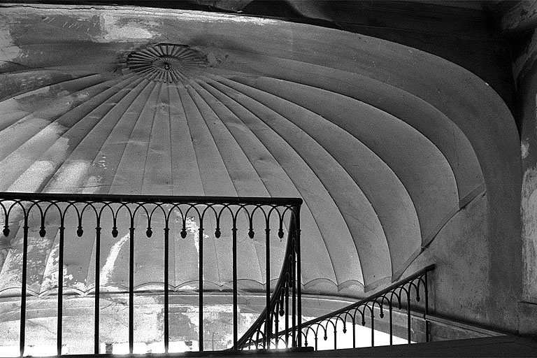 Fausse voute en cul de four de l'escalier tournant.