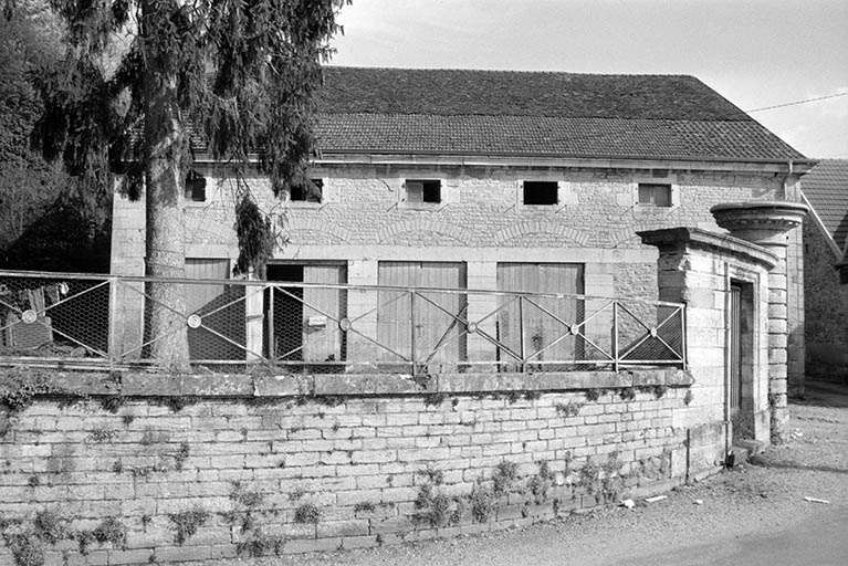 Façade antérieure des écuries.
