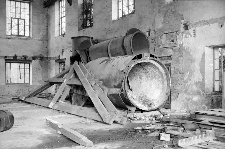 Forge Neuve. Centrale électrique : élément de fourneau (?) dans la salle des machines (H).