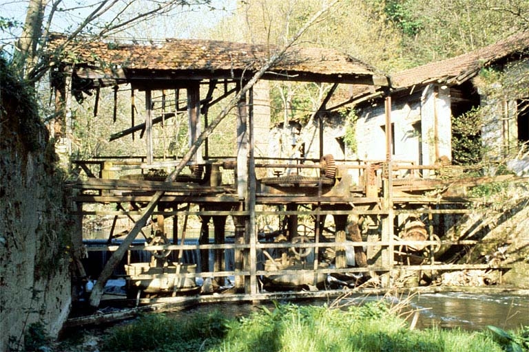 Vieille Forge. Bâtiment d'eau dit le Sénat : salle des turbines vue du canal de fuite.