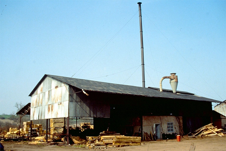 Atelier de créosotage (C) vu de trois quarts gauche.