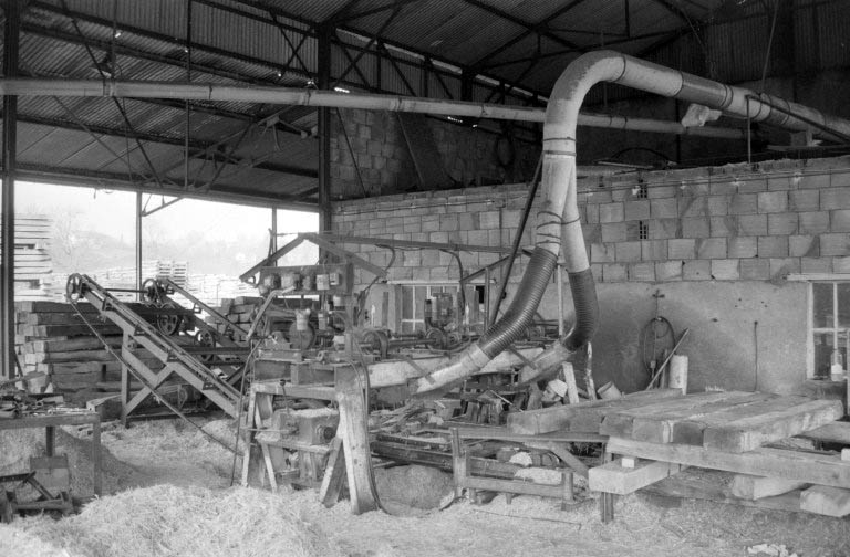 La machine à apprêter les traverses.