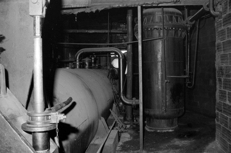 L'autoclave. Autoclave à gauche, cuve de créosote à droite.