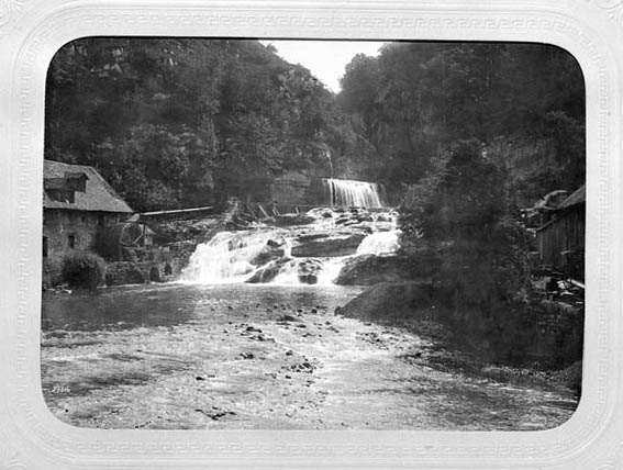 Bâtiment industriel et cascade, à la fin du 19e siècle.