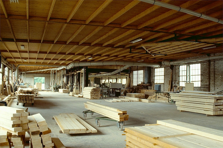 Bans : scierie, actuellement usine de menuiserie Chauvin Frères.