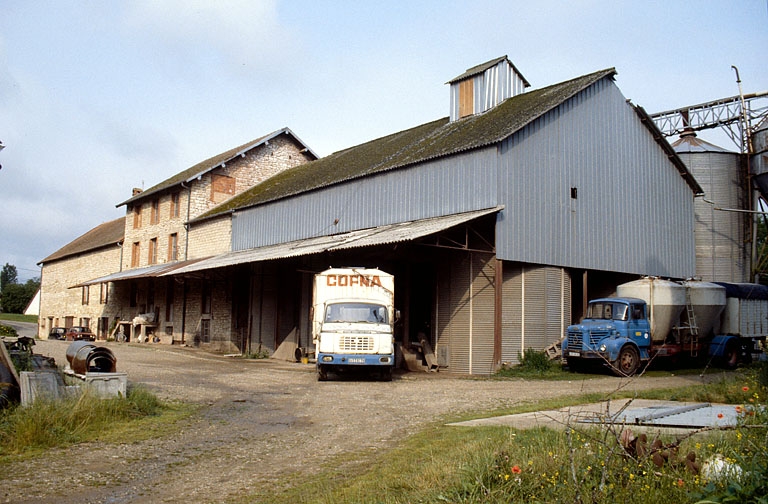 Hangar (E) et minoterie, depuis l'est.