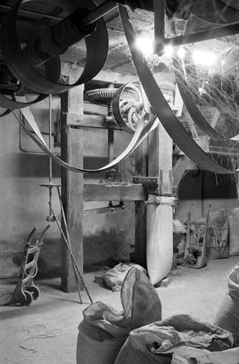 Minoterie (G), étage de soubassement : systèmes d'entrainement et d'allège d'une paire de meules.