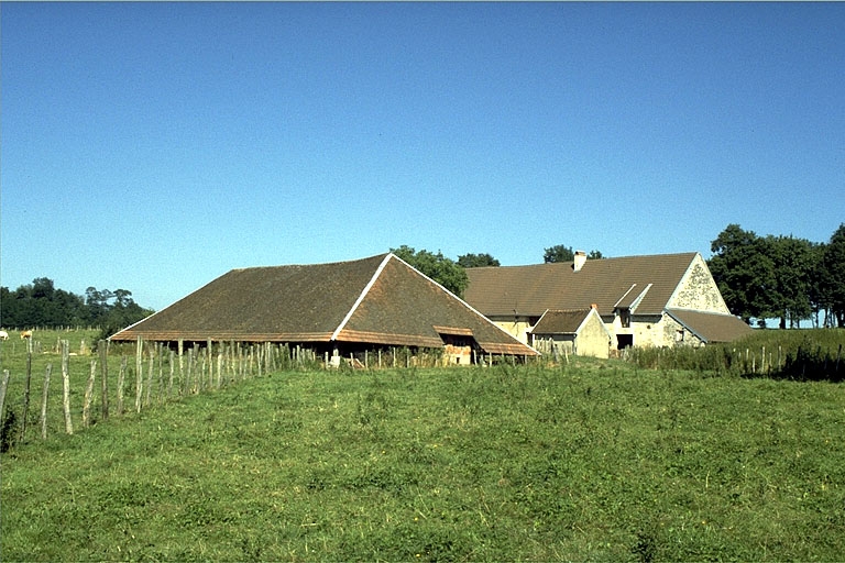Tuilerie et briqueterie d’Acey, Ougney. Edifié à l’ouest de l’habitation, le séchoir masque le four à ciel ouvert.