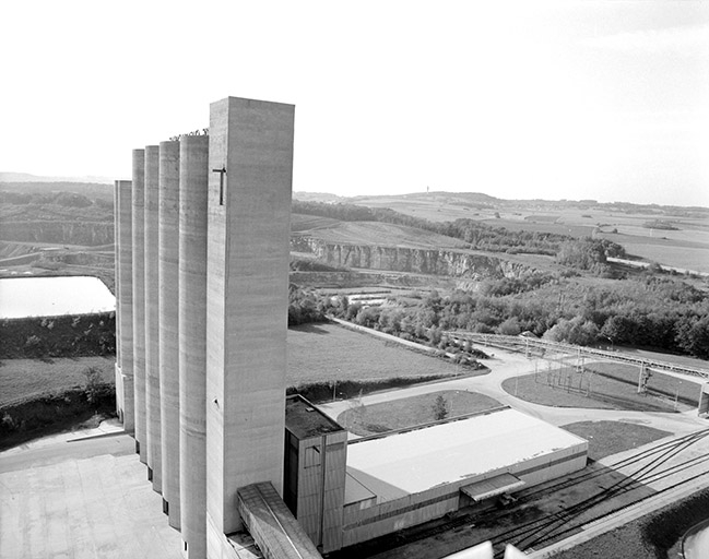 Silos et atelier de conditionnement, depuis le haut des silos de (F).