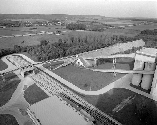 Voie ferrée et "hall de préhomogénéisation" (C), depuis le haut des silos.