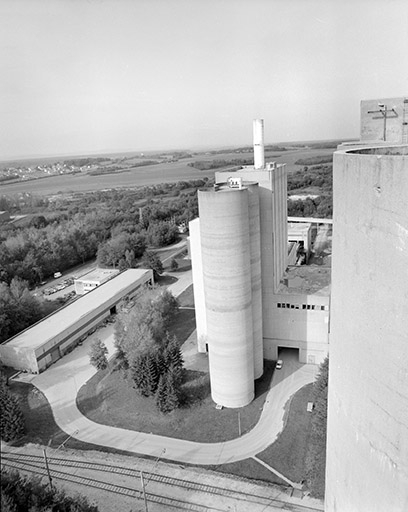 Atelier de fabrication et atelier de réparation (K), depuis le haut des silos.