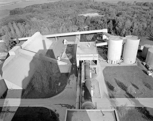 Stockage clinkers (D) et four rotatif, depuis le haut des silos.