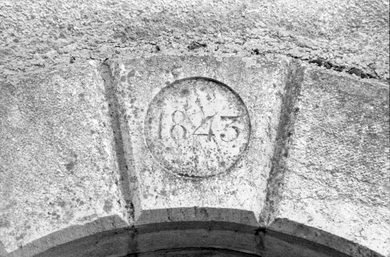 Porte centrale de la minoterie : date portée.