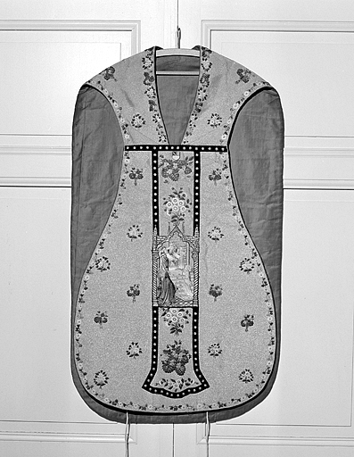 Chasuble, étole, manipule, voile de calice, bourse de corporal (1er ornement doré)