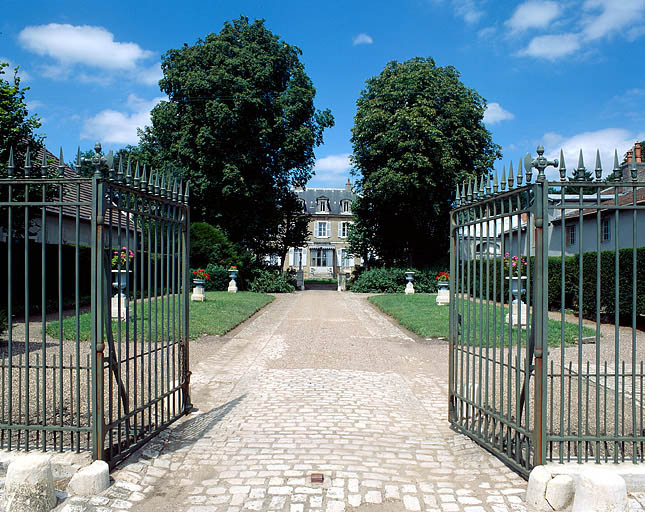 Bâtiment d'habitation depuis la grille d'entrée ouverte.