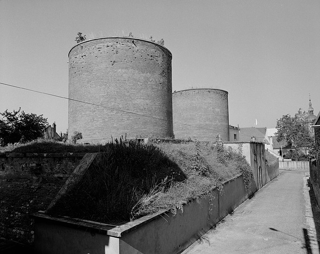 Vue des réservoirs depuis le revers.