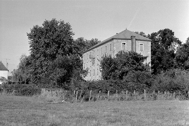 Vue d'ensemble de trois quarts droit.