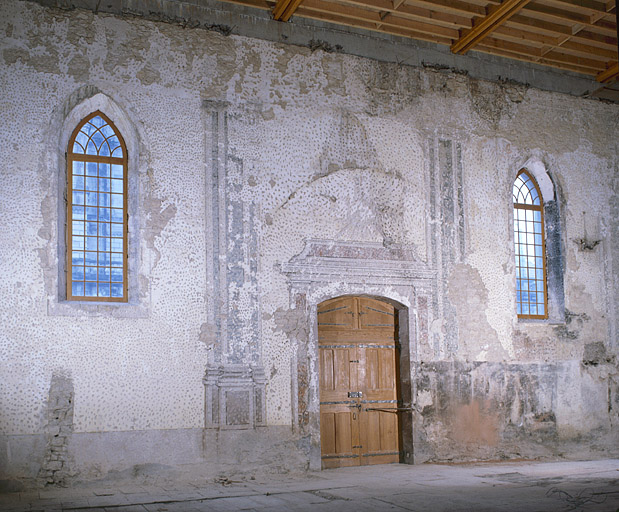 Peintures murales (mur sud) dégagées lors des travaux de restauration en 1989 : vue d'ensemble.