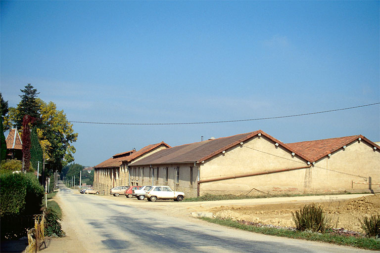 Ateliers de fabrication (A et B), vus du sud.