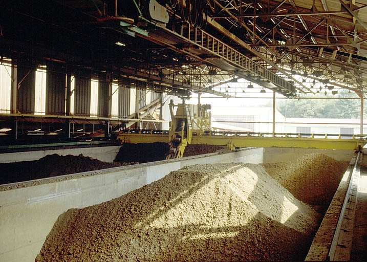 Intérieur du hangar à terre (I).