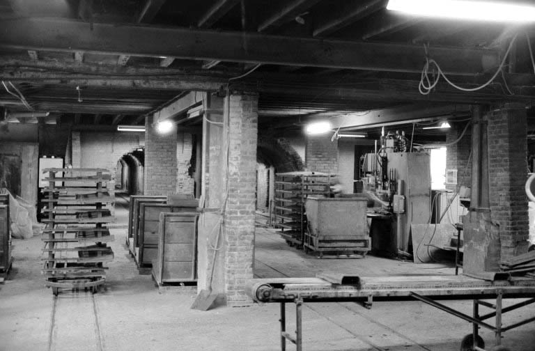 Atelier (A) : presse et ancien four Hoffmann.
