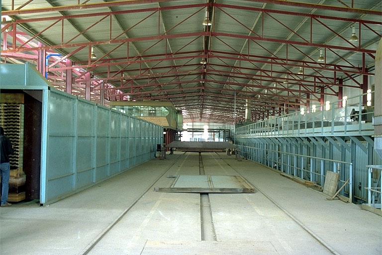 Briqueterie et tuilerie Emile Jacob, Commenailles : tunnel sécheur à gauche et four à bassin à droite.