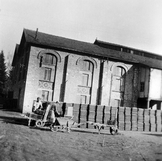 Stockage des tuiles cuites en plein air.