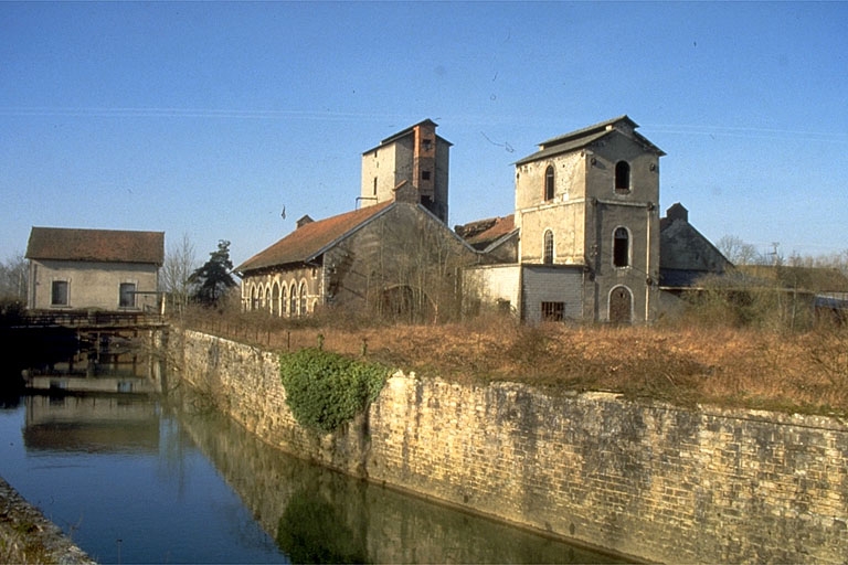 Vue d'ensemble depuis l'est : centrale hydroélectrique (G) et atelier de fabrication (E).