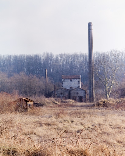 Forge Neuve. Centrale électrique, monte-charge du haut-fourneau et cheminée vus du nord-ouest.