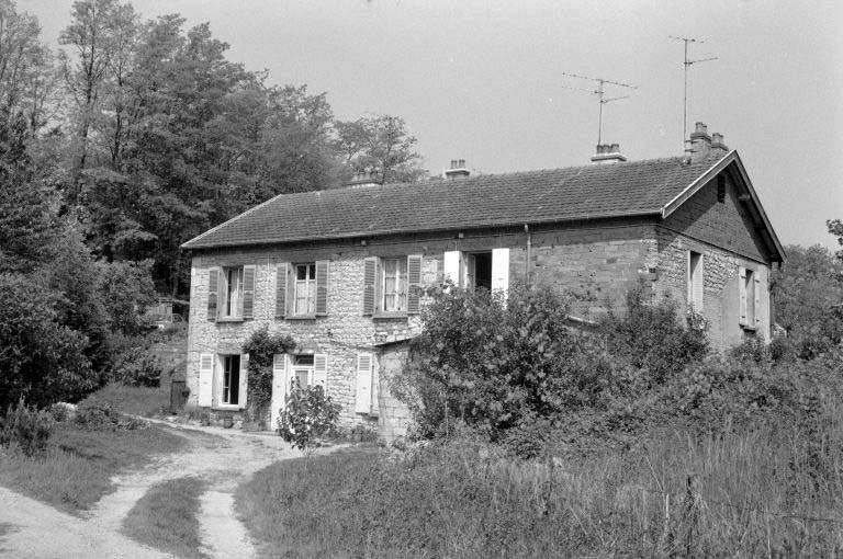 Maison (B) vue de trois quarts droit.