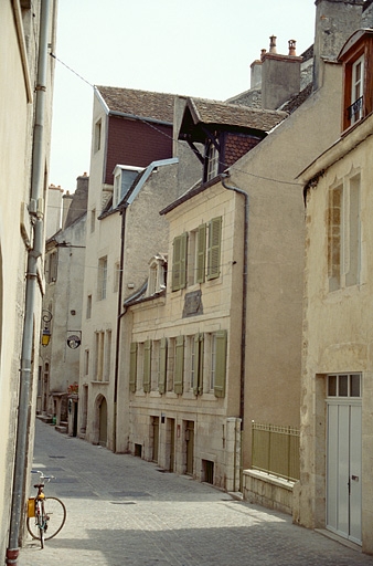 Façade antérieure, de trois quarts droit.