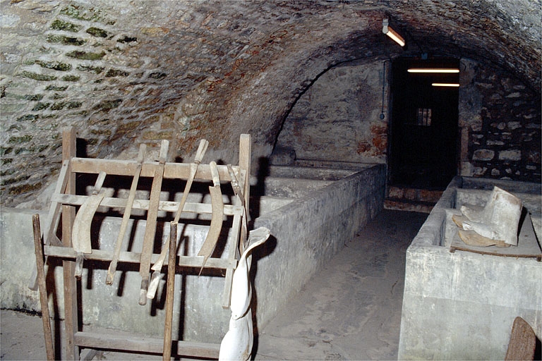 Etage de soubassement : cuves dans la deuxième pièce.