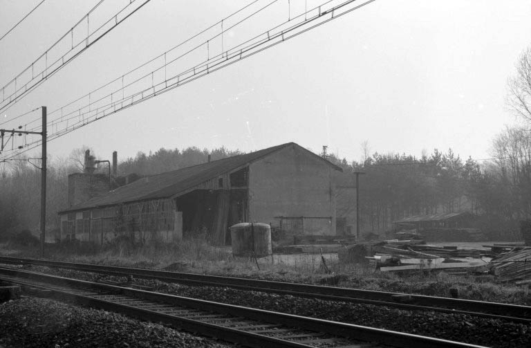 Menuiserie (M), depuis le nord-est.