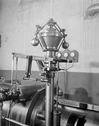 Salle des machines (10) : régulateur à boules de la machine à vapeur.