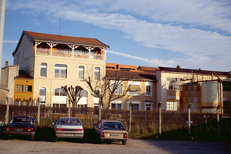 Bureaux, vus depuis l'ouest.