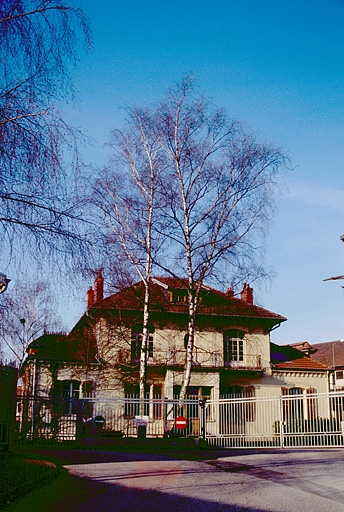 Ancien logement patronal (C), depuis la rue Mont Roland.