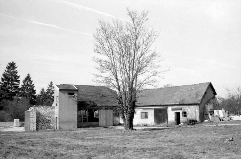 Fabrique d'aliment pour bétail : écuries et transformateur.