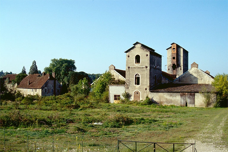 Vue d'ensemble depuis le nord : logement patronal (I) et atelier de fabrication.