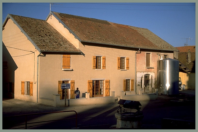 Façade antérieure vue de trois quarts gauche.