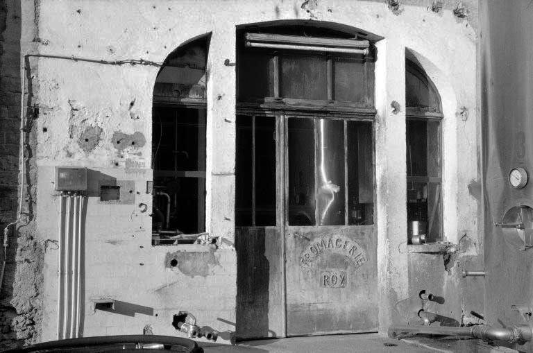 Porte d'entrée de l'atelier de fabrication.