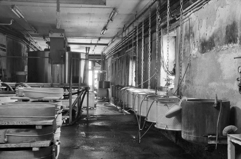 Intérieur de l'atelier de fabrication. A droite les presses hydrauliques, à gauche et au premier plan les cercles, en arrière-plan les 2 cuves multiples.