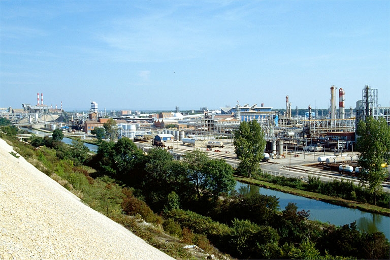 Vue d'ensemble depuis le haut des bassins de décantation.