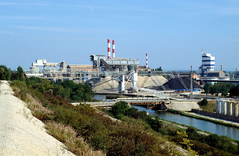 Division Alcalis vue depuis le haut des bassins de décantation (vue rapprochée).