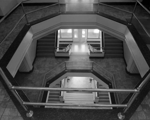 Grands Bureaux : vestibule à l'italienne et escalier.