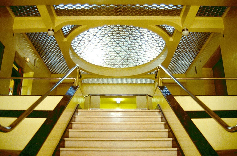 Grands Bureaux : dernière volée de l'escalier et coupole.